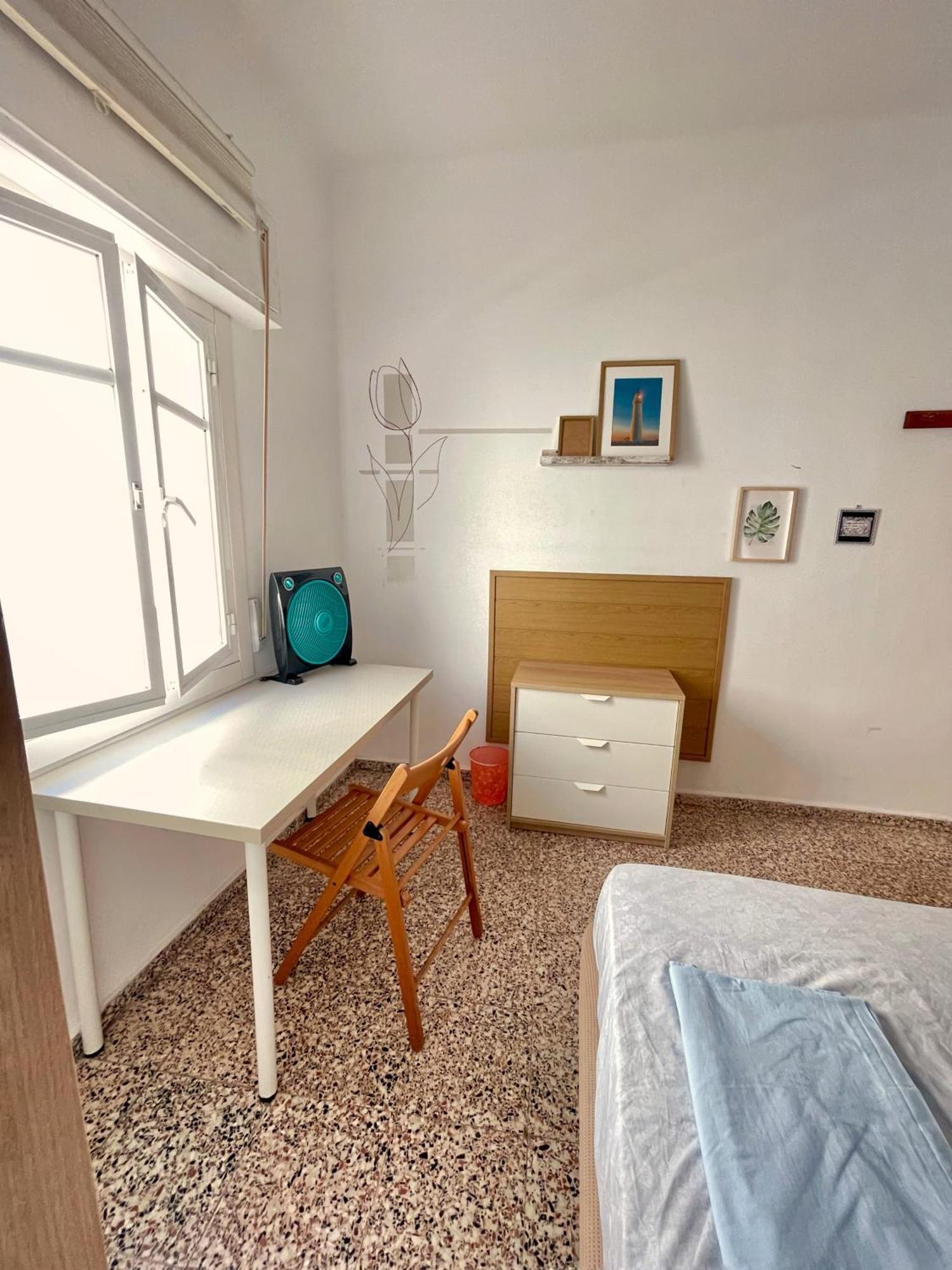 Rosa De Los Vientos: Estudios Cadiz Bilik gambar
